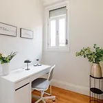 Modern & Cozy Flat With Workspace By Hostwise 포르투