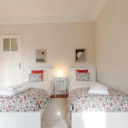 Modern & Cozy Flat With Workspace By Hostwise Oporto
