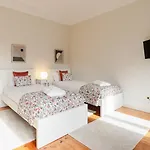 Modern & Cozy Flat With Workspace By Hostwise Lägenhet