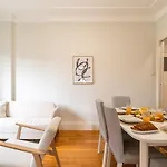 Modern & Cozy Flat With Workspace By Hostwise Lägenhet *