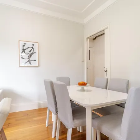 Modern & Cozy Flat With Workspace By Hostwise Daire *