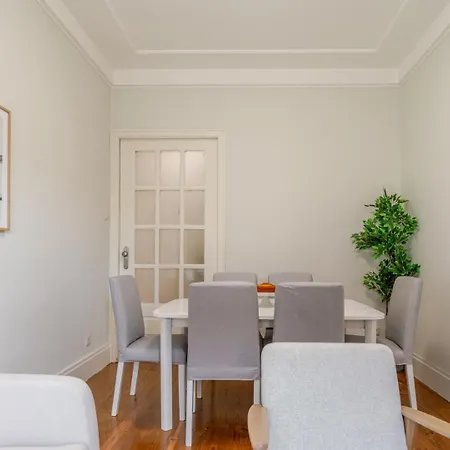 Modern & Cozy Flat With Workspace By Hostwise *