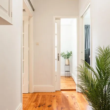 Modern & Cozy Flat With Workspace By Hostwise