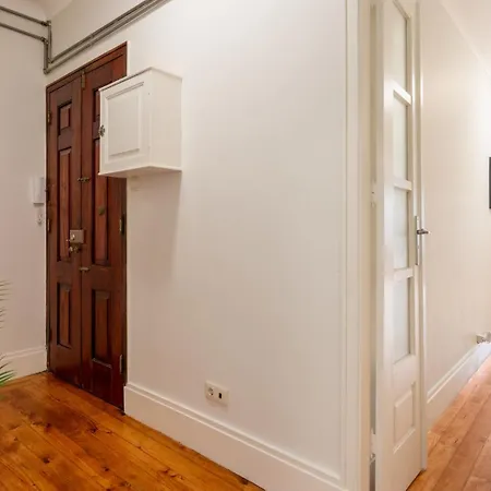 Modern & Cozy Flat With Workspace By Hostwise Daire