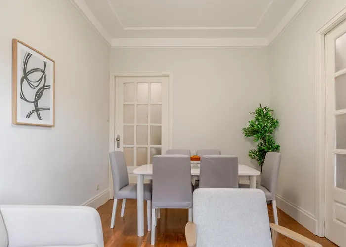 Modern & Cozy Flat With Workspace By Hostwise *