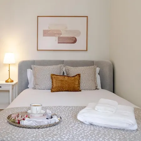 Modern & Cozy Flat With Workspace By Hostwise *