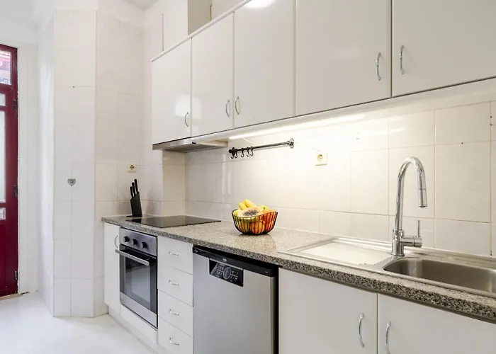 Apartamento Modern & Cozy Flat With Workspace By Hostwise