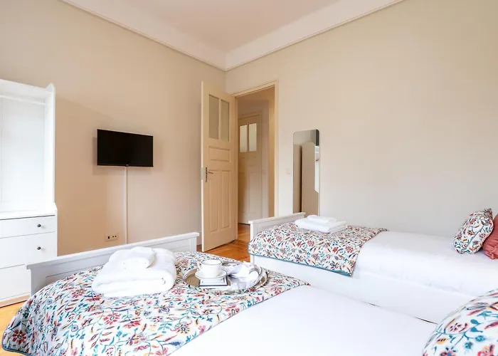 Modern & Cozy Flat With Workspace By Hostwise *